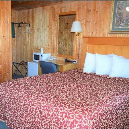 Green Acre Motel By Oyo Near Rush County Airport La Crosse Экстерьер фото