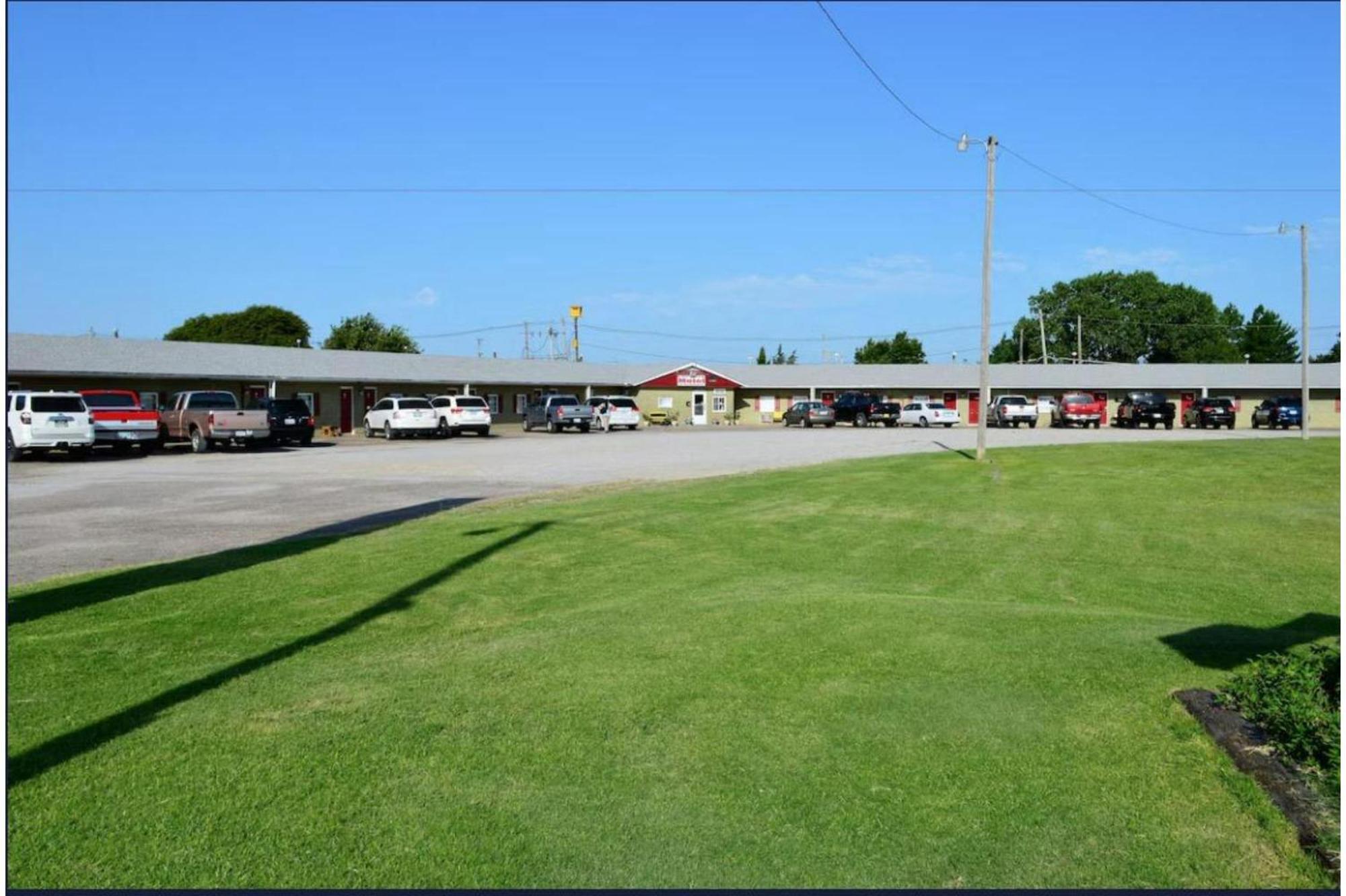 Green Acre Motel By Oyo Near Rush County Airport La Crosse Экстерьер фото