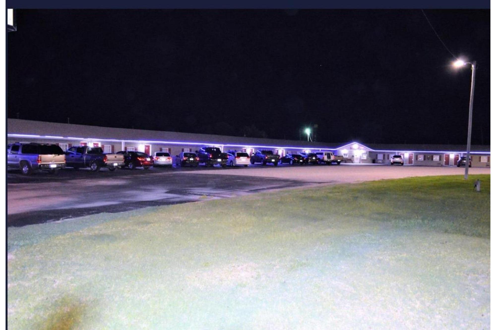 Green Acre Motel By Oyo Near Rush County Airport La Crosse Экстерьер фото