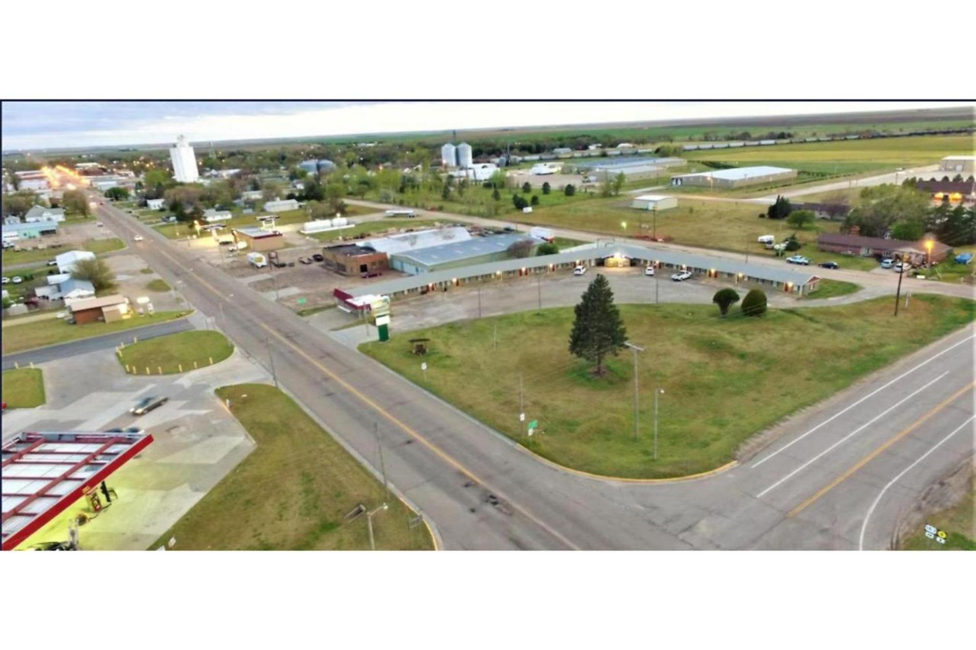 Green Acre Motel By Oyo Near Rush County Airport La Crosse Экстерьер фото